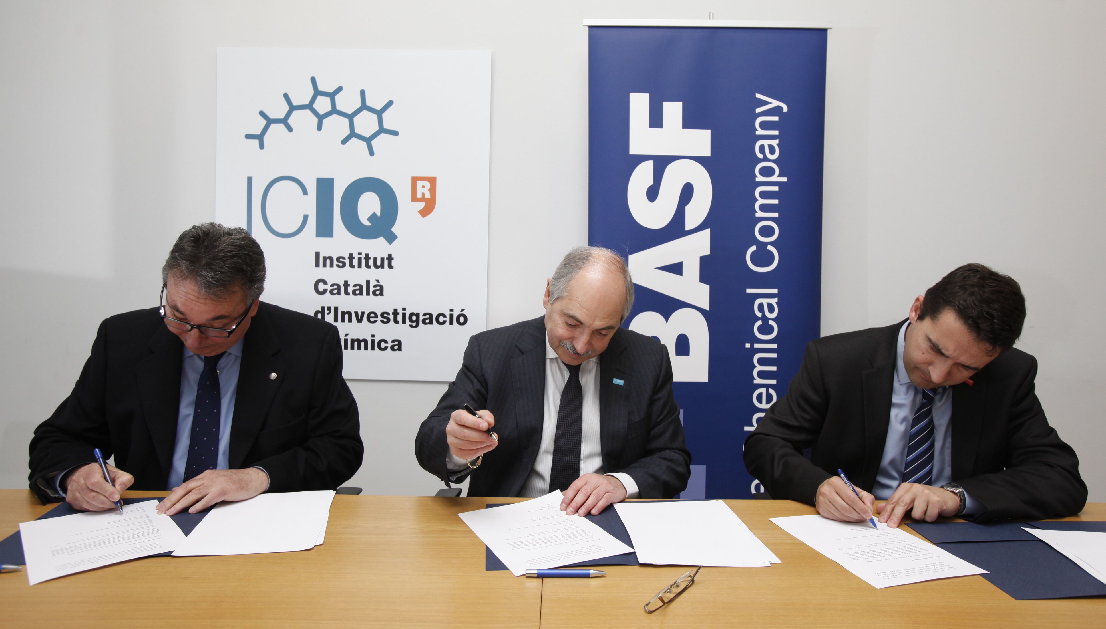 Miquel A. Pericàs, Erwin Rauhe and Joan Maria Garcia Girona signing the agreement